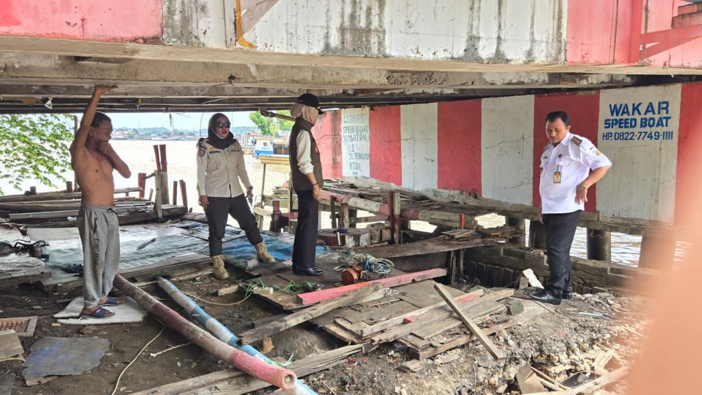 Giat SATPOL PP Kota Samarinda Monitoring Lokasi Bawah Jembatan