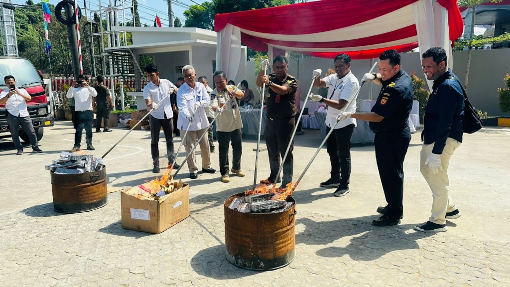 Plt Kasat Pol PP Mewakili Wali Kota Samarinda Hadiri Pemusnahan Barang Bukti