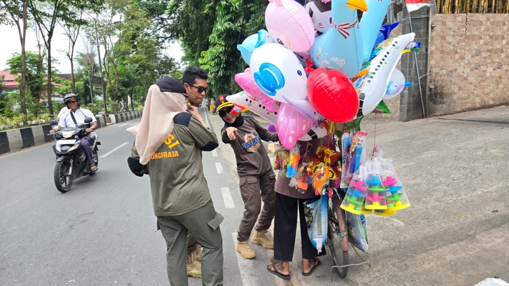 Tindak Tegas Pengemis Berkedok Penjual Balon